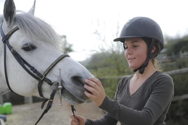 Mulher brincando com seu cavalo — Fotografia de Stock